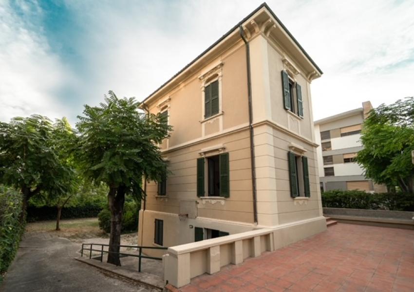Casa Unifam. / Villa in Vendita, Pesaro, zona Mare